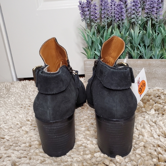 SOLD✅️Women black boots - Picture 2 of 4